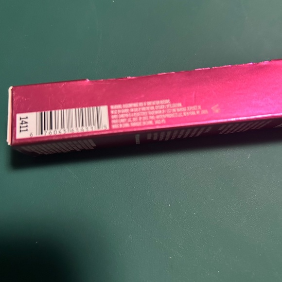 Hard candy, sealed plumping lipgloss, in a clear shade - Picture 4 of 4